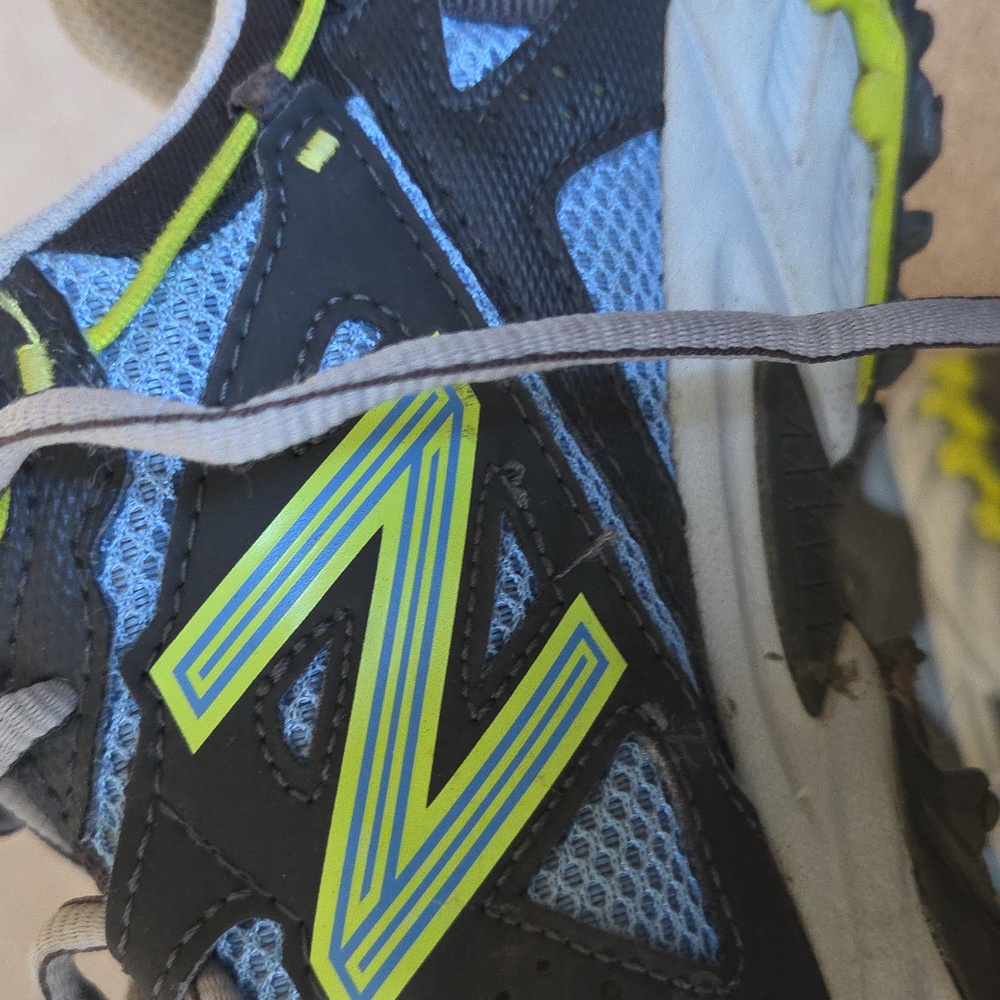 New Balance 610 Trail Shoes in Blue Neon Accents Size 9 All Terrain